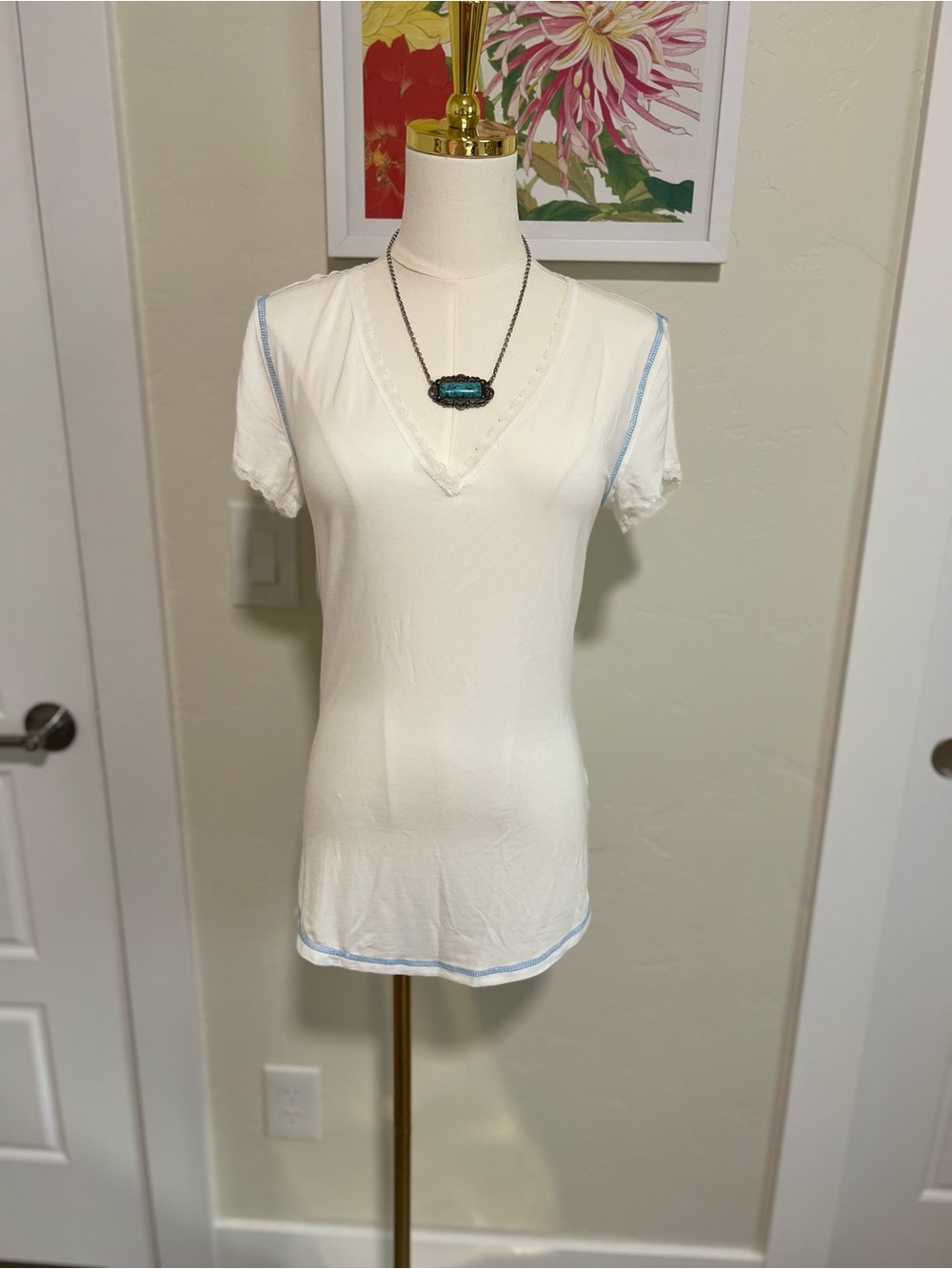 POL White Short-Sleeve V-Neck Tee with Light Blue Trim ~ size Small ~ NWT 🌷